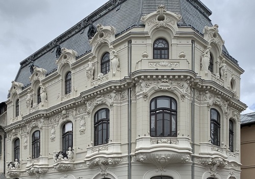 800px-Mița_the_Cyclist_House_from_Bucharest_(Romania)